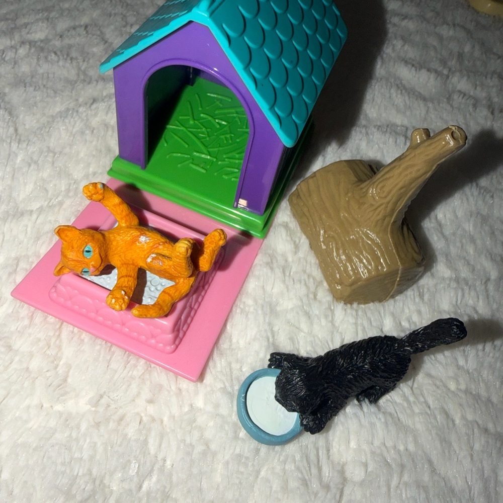 Littlest Pet Shop Colorful Cat Playset w Accessories. MUST BE BUNDLED